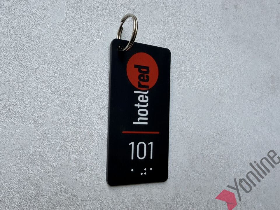 Mat Siyah Logolu Braille Alfabeli Otel Anahtarlığı