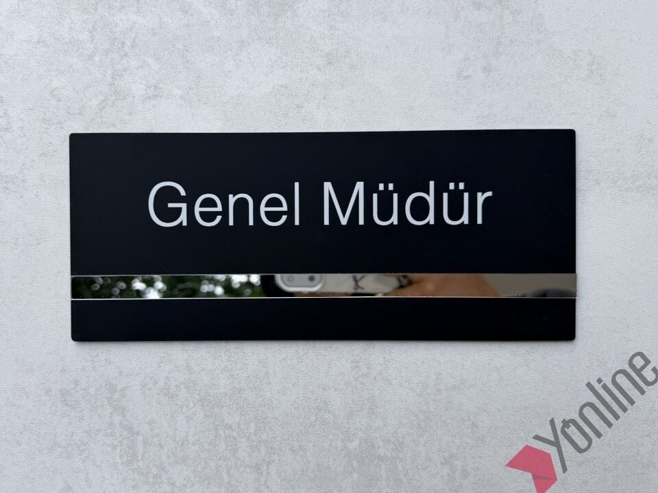Gümüş Ayna Şeritli Mat Siyah Kapı İsimliği