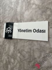 Siyah Kenarlı Parlak Beyaz Kapı İsimliği