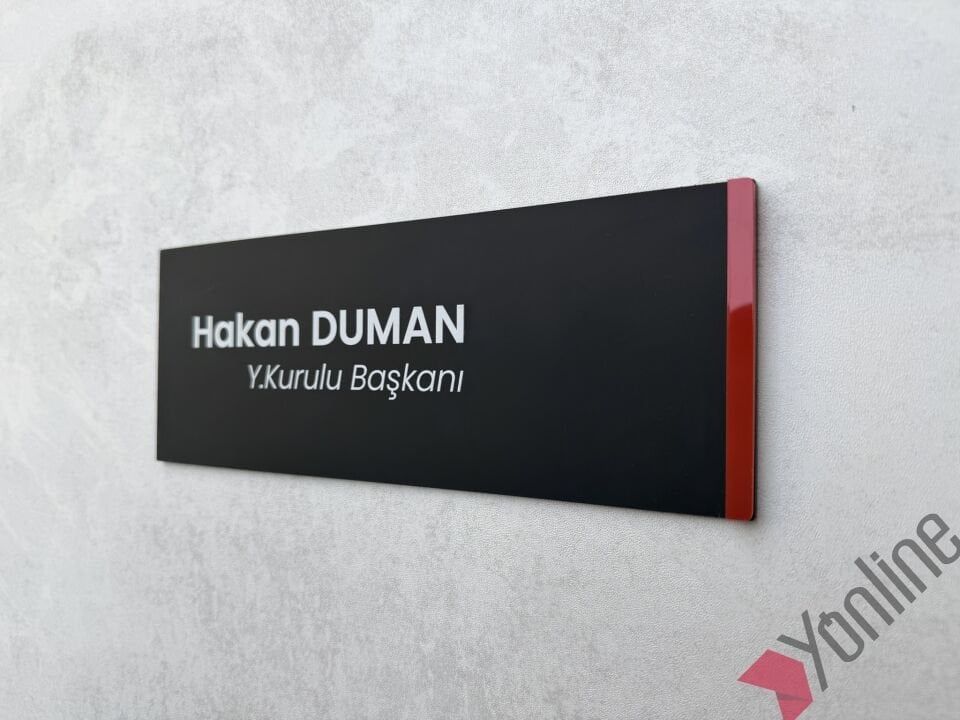 Kırmızı Detaylı Mat Siyah Kapı İsimliği