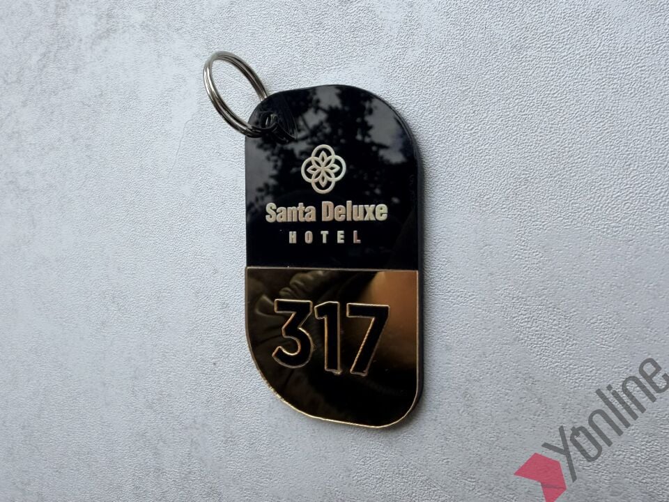 Altın Aynalı Logolu Parlak Siyah Otel